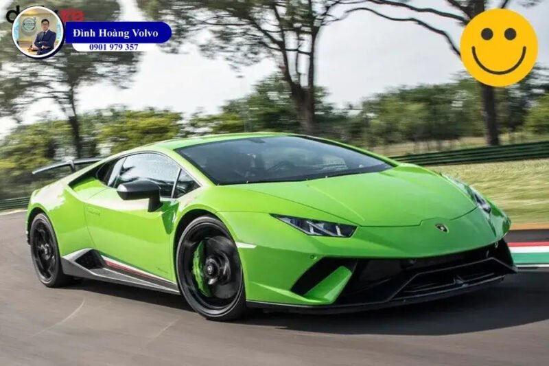 Xe ô tô màu xanh lá cây tượng trưng cho mệnh Mộc, hợp với người sinh năm 2006 mệnh Mộc