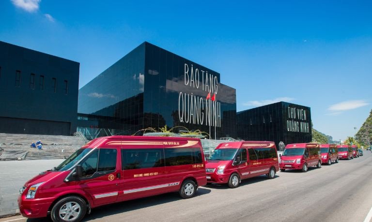 Xe Phúc Xuyên Limousine nổi bật với màu đỏ đặc trưng