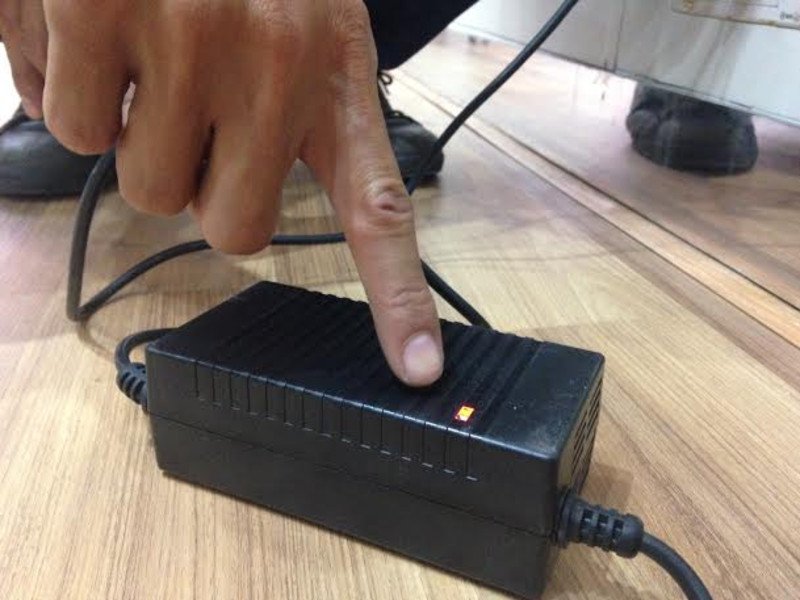 Xe sạc chưa đầy đã rút dây sạc có thể dẫn đến pin nhanh bị hỏng, chai pin