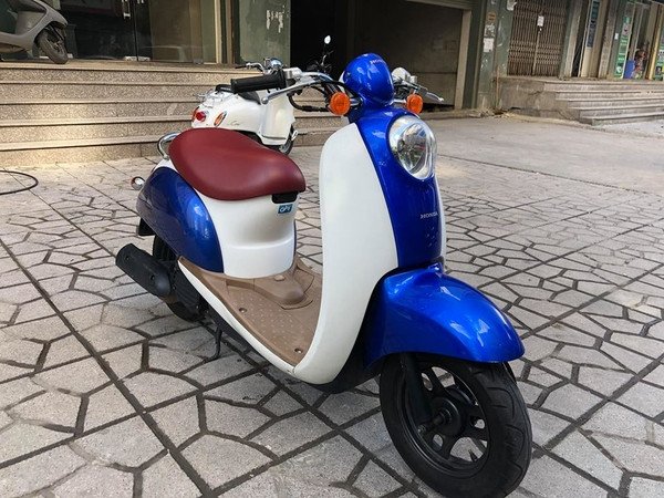 Xe Scoopy 50cc nội địa Nhật màu kem còn mới tinh sau khi thanh lý