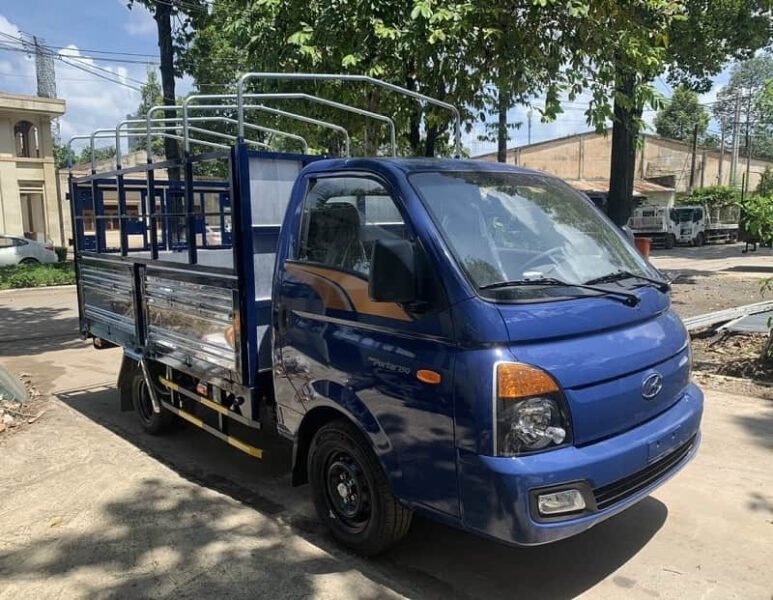 Xe tải Hyundai H150 thùng bạt đang đỗ trên đường