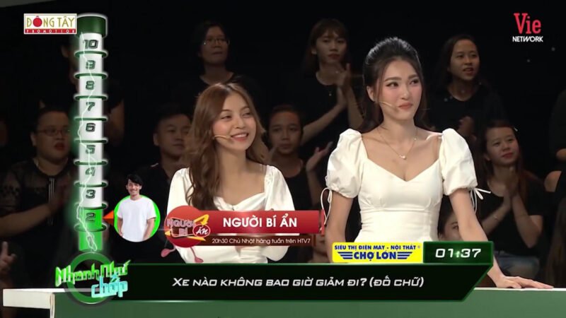 Xe tăng bọc thép di chuyển trên địa hình phức tạp