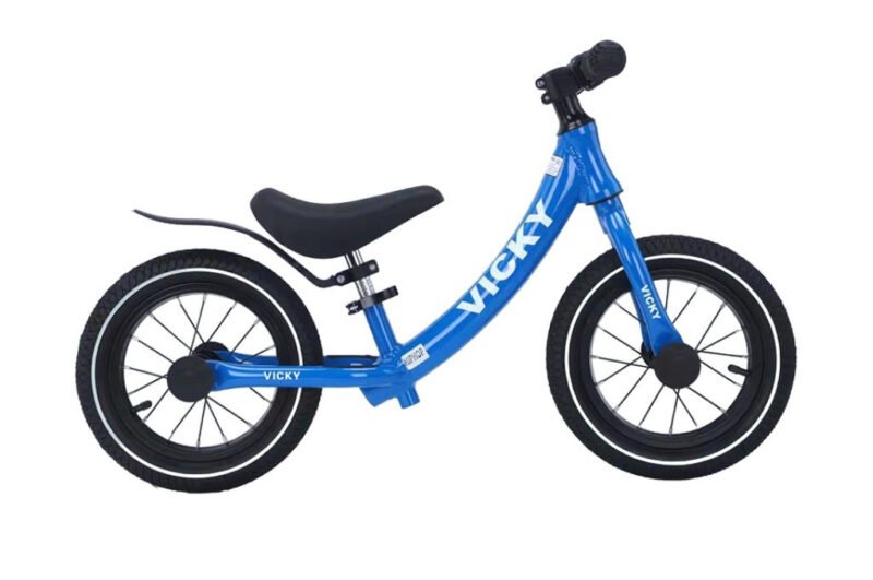 Xe thăng bằng cho bé đang tập giữ thăng bằng với khung xe nhẹ