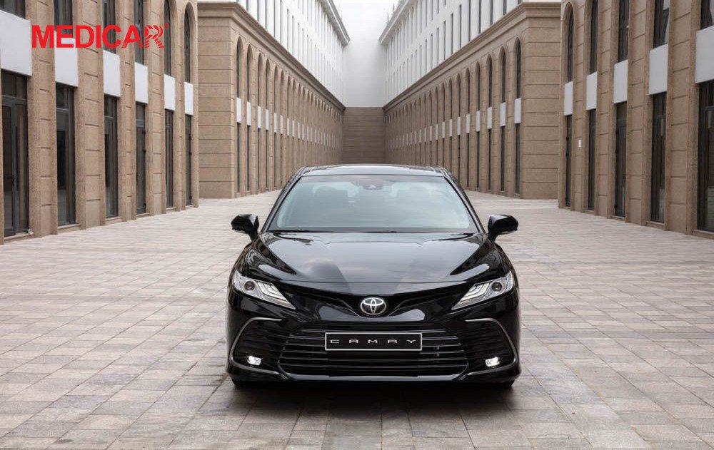 Xe Toyota Camry đang di chuyển trên đường cao tốc