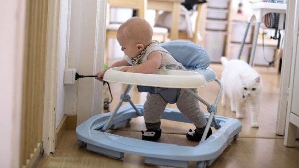 Xe tròn tập đi với đệm ngồi êm ái cho bé