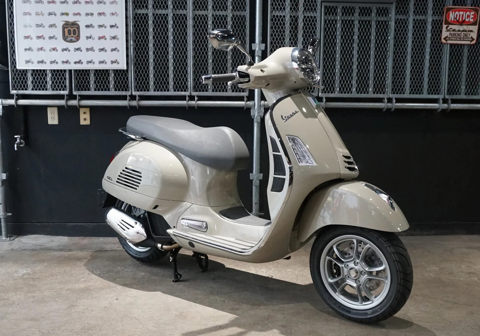 Xe Vespa GTS 150 Classic sang trọng