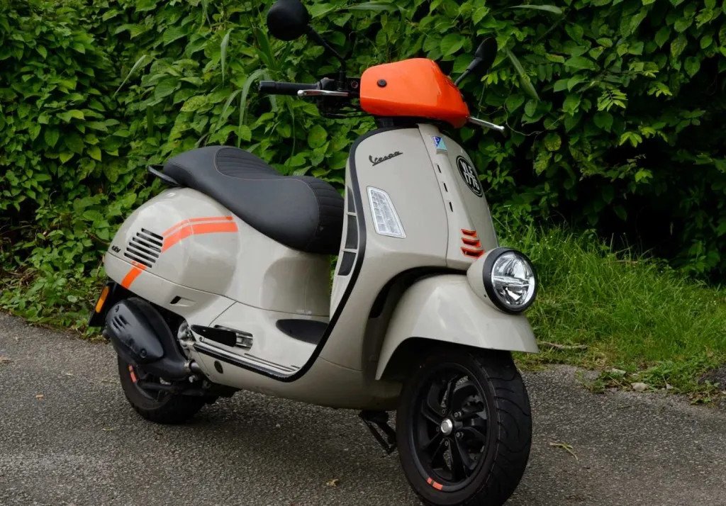 Xe Vespa GTV 300 mạnh mẽ và cổ điển