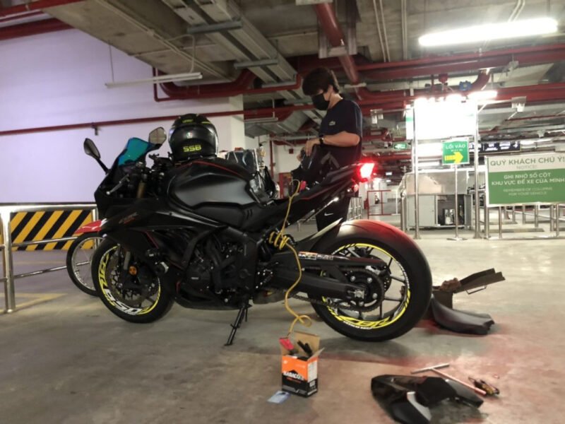 Xe Yamaha đang được nhân viên kỹ thuật kiểm tra