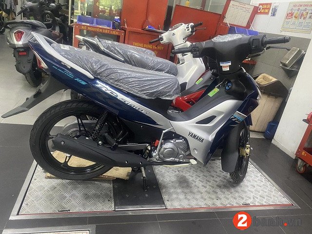Xe Yamaha Jupiter Finn màu đen bóng đang vận hành trên đường thành phố
