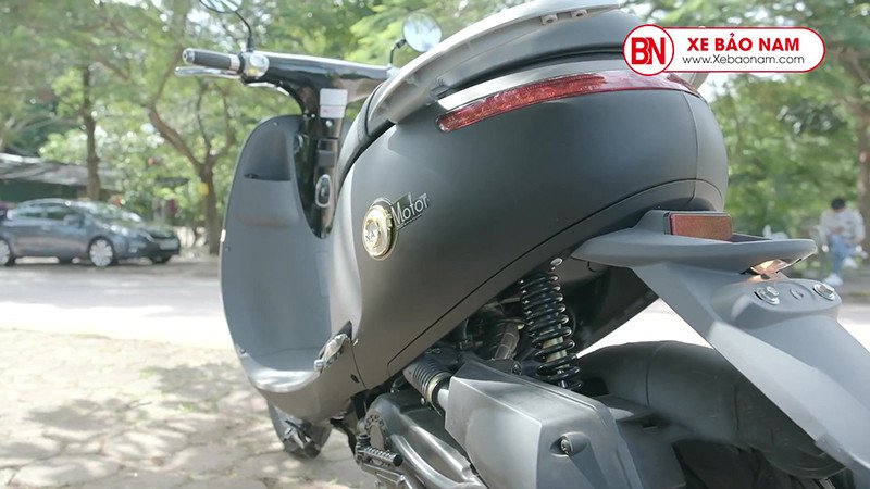 Yên xe cao cấp và thiết kế tổng thể màu sắc đa dạng