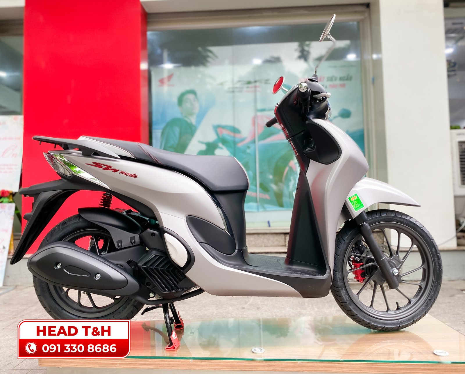 Yên xe rộng rãi và thấp, tạo sự thoải mái cho người lái